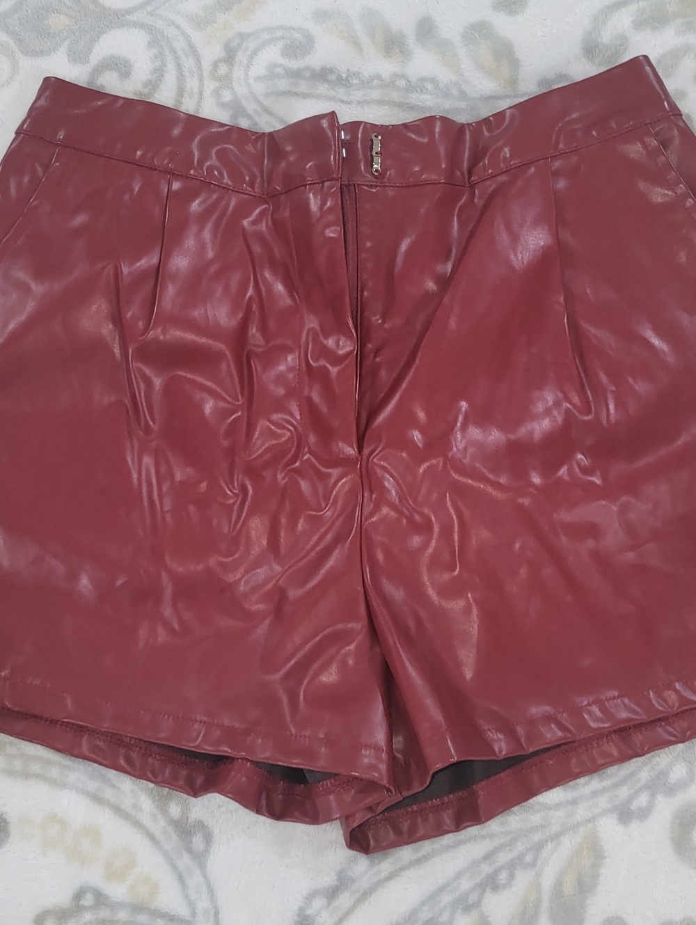 High-Rise Chic Faux Leather Women's Shorts in Burgundy NWT Size L TCEC Lined Zip